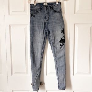 Forever 21 Jeans Women’s US 25 Lightwash high waisted jeans floral embroidery